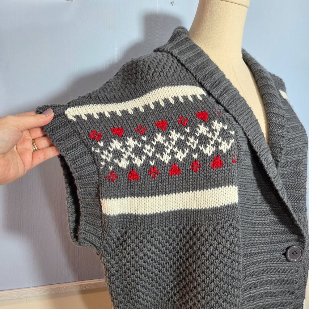 Bandolino Denim Medium Gray Red Knit Print Sleeveless Holiday Sweater Vest - Picture 4 of 10